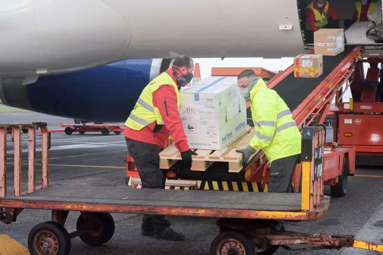 Imagen de la descarga del segundo lote de vacunas en Tenerife Norte (Foto TA)